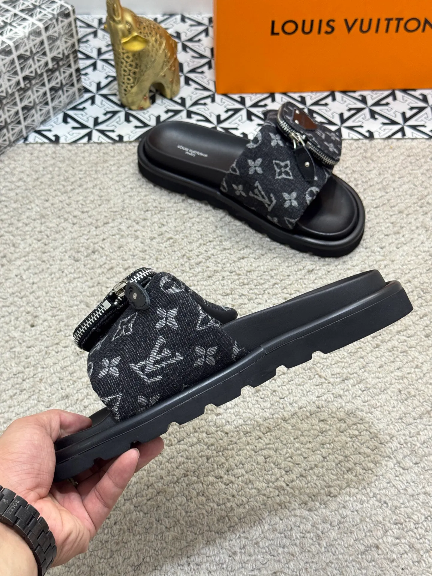Men's shoes 💰400 [New style] 🦇🦇Top original order [Louis Vuitton] Couple style 👫Spring and summer style🎯🎯As an active family in the fashion industry ⭐ Lv is characterized by bold innovation ⚡Fabric down cloth🔥 Combined outsole, clean and tidy ⚡Fashionable and generous🌹Multiple colors available..Size: 36-44 (45 customized